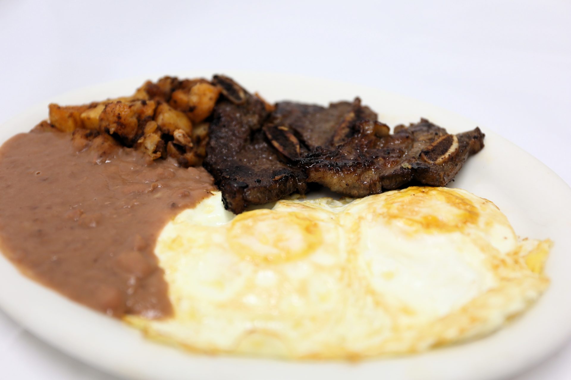 Huevos con Costilla de Res